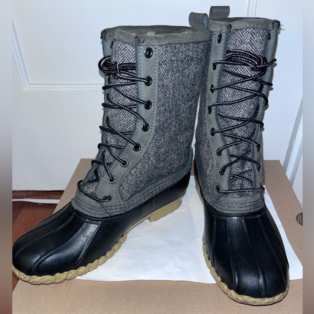 Womens L.L.Bean 10inch shearling-lined snow boots. (Sz 7)